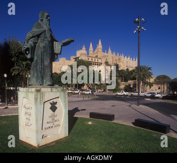 Denkmal für berühmte Gelehrte Ramon Llull, Almudaina-Palast + gotische Kathedrale, Palma De Mallorca. Stockfoto