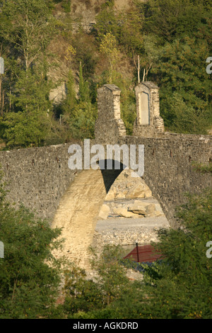 Die 280 Meter lange Ponte Vecchio, eine römische Brücke, die die Trebbia durch elf ungleichen Bögen überspannt. Bobbio, Italien Stockfoto