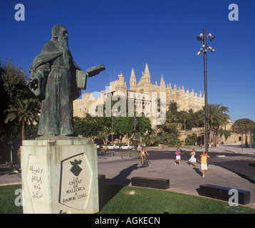 Denkmal für Ramon Llull (mit Königspalast Almudaina und historische gotische Kathedrale) Palma De Mallorca, Spanien. Stockfoto