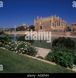 Historische gotische Kathedrale (auch bekannt als La Seu) - der Hauptgrenzstein, Palma zu dominieren und Parc De La Mar-See, Brunnen und Stockfoto