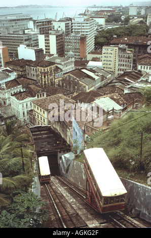 Blick über die Unterstadt Salvador Bahia Brasilien vom oberen Rand der Böschung im Jahr 1971 Stockfoto