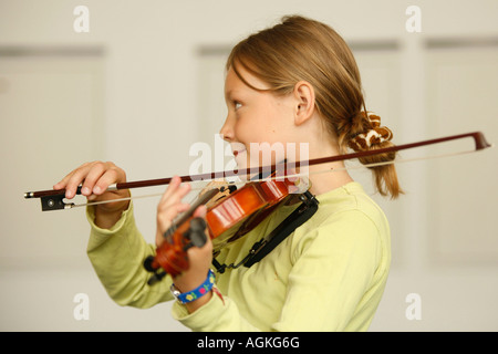 ein junges Mädchen das Geigenspiel Stockfoto