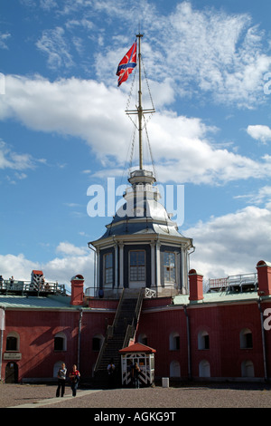 Die Peter- und Paul Fortress auf dem Fluss Neva St Petersburg Russland die Naryschkin Bollwerk mit Flagge Stockfoto