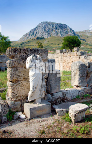 Eine kopflose Figur in den Ruinen des antiken Korinth in Korinth Griechenland Stockfoto