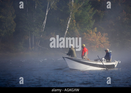 Fliege Fischen aus einem Driftboat in der Nähe von Moosehead Lake Maine Kennebec River USA Stockfoto