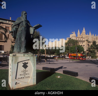 Denkmal für Ramon Llull Gelehrter + Almudaina-Palast, Palma De Mallorca Stockfoto