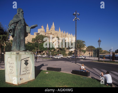 Denkmal für Ramon Llull, berühmter Gelehrter von Palma mit Königspalast Almudaina und historische gotische Kathedrale, Palma De Mallorca. Stockfoto