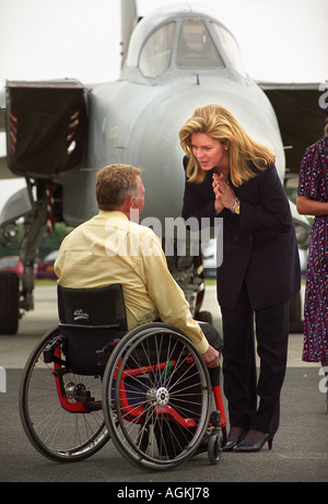 DIE ROYAL INTERNATIONAL AIR TATTOO AN RAF FAIRFORD GLOUCESTERSHIRE UK 25. JULI 1999 IHRE MAJESTÄT KÖNIGIN NOOR VON JORDANIEN ZU EINEM CEREM Stockfoto