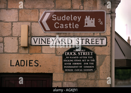 EIN BRAUN TOURISTEN SCHILD AM WEINBERG STRAßE IN COTSWOLD STADT VON WINCHCOMBE IN DER NÄHE VON CHELTENHAM GLOUCESTERSHIRE UK Stockfoto