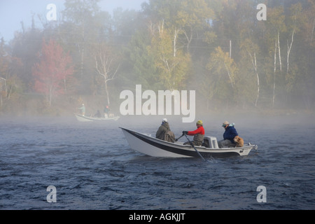 Fliege Fischen aus einem Driftboat Moosehead Lake Maine Osten Mündung des Kennebec River Stockfoto