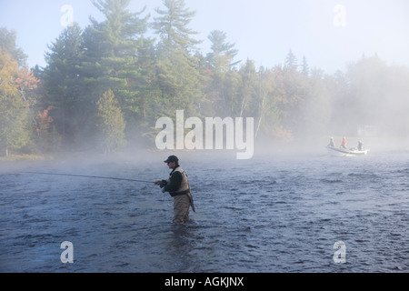 Fliege Fischen aus einem Driftboat in der Nähe von Moosehead Lake Maine Kennebec River USA Stockfoto