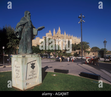 Denkmal für Ramon Llull Gelehrter + Almudaina-Palast, Palma De Mallorca Stockfoto