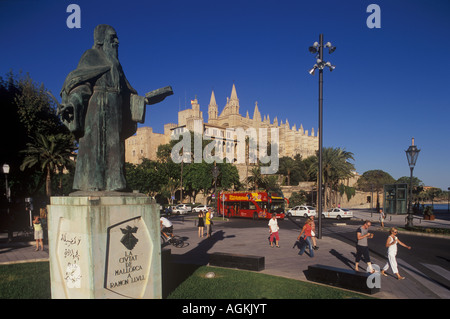 Denkmal für Ramon Llull, Gelehrter + Almudaina-Palast und gotische Kathedrale, Palma De Mallorca, Spanien. Stockfoto