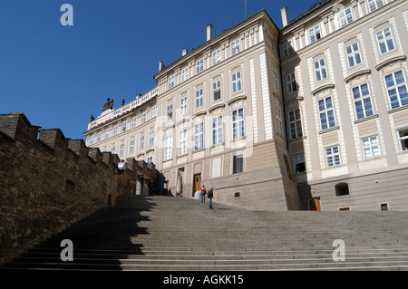 Prager Burg und Schritte aus dem Garten auf den Wällen Prag Tschechische Republik Stockfoto
