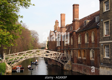 Die mathematische Brücke über den Fluss Cam am Queens College in Cambridge UK Stockfoto