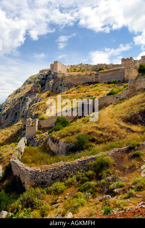 Die Akrokorinth Festung mit Blick auf die antike Stadt Korinth Griechenland Stockfoto