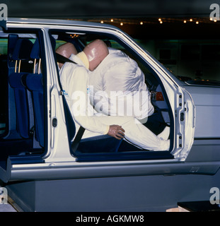 Crashtest-Dummy In Auto-Airbag Stockfoto