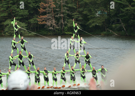 WATERSKI VIER HOHEN KEGEL BILDUNG DURCH TEAM IN WISCONSIN RAPIDS Stockfoto