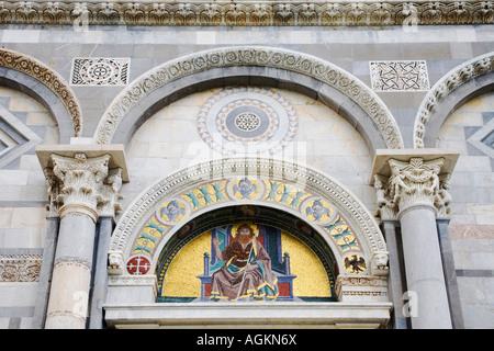 Europa, Italien, Pisa. Ein Mosaik an der vorderen Fassade des historischen Duomo Pisa oder der Kathedrale von Pisa. Stockfoto