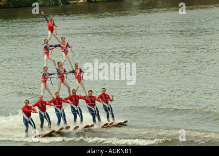 WATERSKI VIER HOHEN KEGEL BILDUNG DURCH TEAM IN WISCONSIN RAPIDS Stockfoto