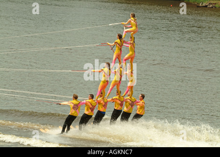 WATERSKI VIER HOHEN KEGEL BILDUNG DURCH TEAM IN WISCONSIN RAPIDS Stockfoto