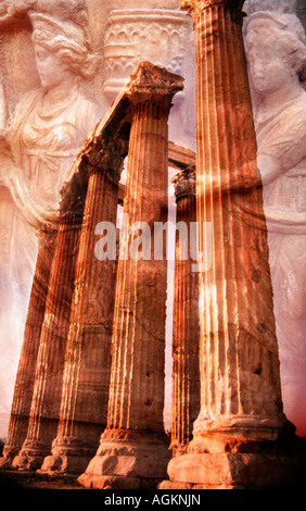 Europa, Griechenland, Athen, digitale Zusammensetzung der griechischen Spalten und griechische Skulpturen von Frauen, Tempel des Zeus. Stockfoto