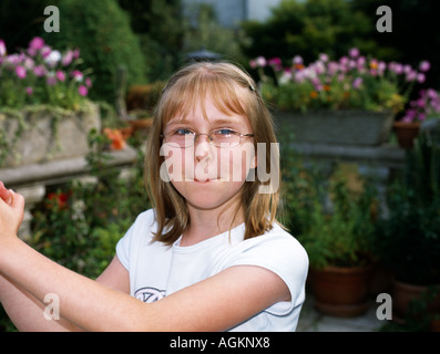 11 Jahre alte weiße Mädchen mit Brille Stockfoto