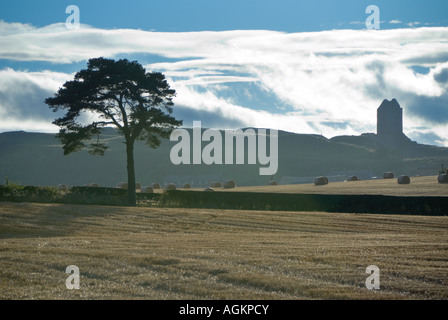 Smailholm Turm in den Scottish Borders vor einem dramatischen Abendhimmel Stockfoto