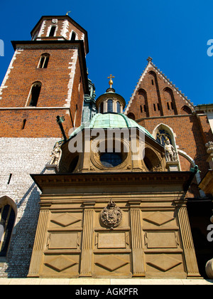 Türmchen, vergoldeten Kuppeln, Türmen und Torbögen der Kathedrale Wawel in Krakau, Polen, vom Innenhof. Stockfoto