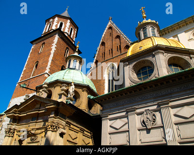 Türmchen, vergoldeten Kuppeln, Türmen und Torbögen der Kathedrale Wawel in Krakau, Polen, vom Innenhof. Stockfoto