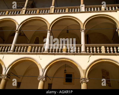 Mehrere Ebenen von Bögen und Säulen im Hof des Königs auf dem Gelände von Schloss Wawel in Krakau, Polen. Stockfoto