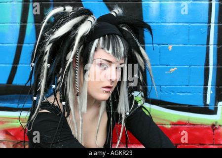 Gothic Mädchen posiert in Graffiti-Wand Stockfoto