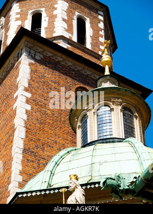 Türmchen, vergoldeten Kuppeln, Türmen und Torbögen der Kathedrale Wawel in Krakau, Polen, vom Innenhof. Stockfoto