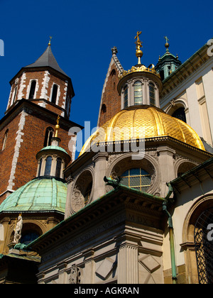 Türmchen, vergoldeten Kuppeln, Türmen und Torbögen der Kathedrale Wawel in Krakau, Polen, vom Innenhof. Stockfoto