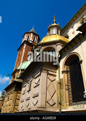 Türmchen, vergoldeten Kuppeln, Türmen und Torbögen der Kathedrale Wawel in Krakau, Polen, vom Innenhof. Stockfoto