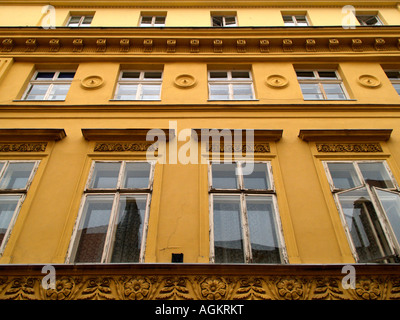 Fenster an der Seite eines Gebäudes in Krakau / Polen mit Mauerwerk Wandgestaltung. Stockfoto