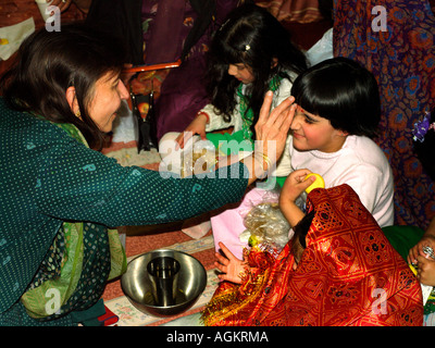 Hindu Zentrum Wimbledon England achten Tag des Navratri kleine Mädchen Tag Kanjka Childs Stirn Talik Mark aufsetzen Stockfoto