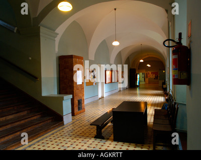 Detail von einem inneren Flur des Fachbereichs Soziologie oder Sozialwissenschaften an der Jagiellonen-Universität in Krakau, Polen. Stockfoto