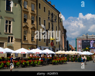 Tische im Freien zum trinken und Essen in Cafés und Bars auf dem Hauptplatz in Krakau, Polen. Stockfoto