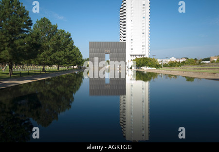 Reflection Pool und Tor an der Oklahoma City Bombing Memorial. Oklahoma City, Oklahoma, USA. Stockfoto