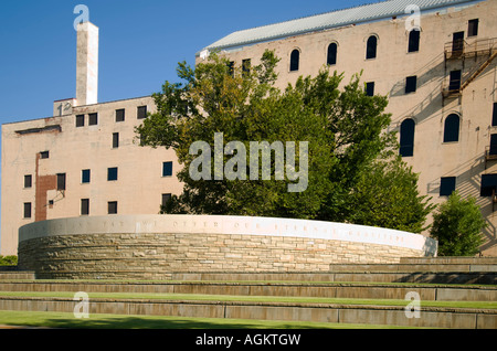 Überlebende Baum an der Oklahoma City Bombing Memorial. Oklahoma, USA. Stockfoto