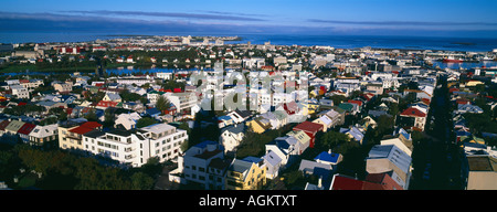 Island-Reykjavik niedrigen Luftbild aus Hallgrimskirka der kommerziellen Gebäude Häuser und den Hafen von der Stadt Reykjavik Stockfoto
