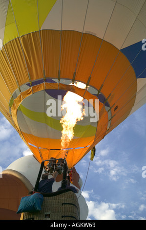 Flamme ein Heißluft-Ballon abheben in blauen Himmel Stockfoto