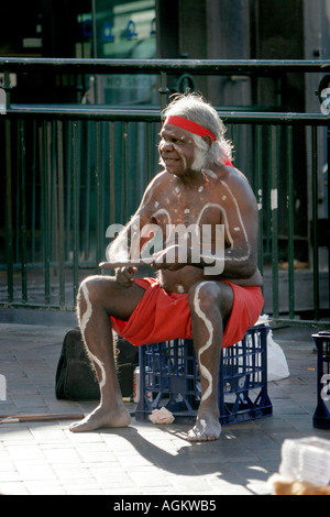 Ein australischer Aborigines Busker mit Musik steckt in Circular Quay Sydney Stockfoto