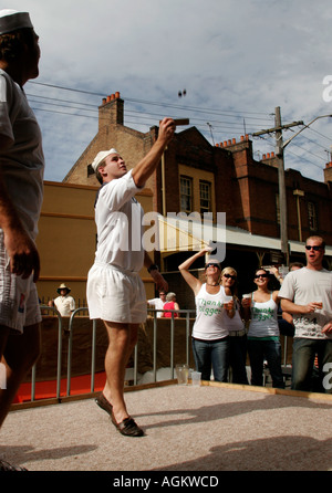 Eine Spiel von zwei Up soll in The Rocks Sydney beginnen 25. April 2005 Stockfoto
