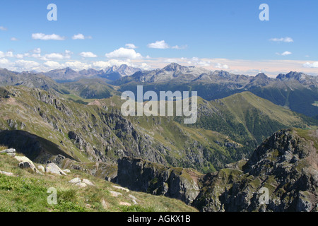 Blick vom Gipfel des Gronlait über den italienischen Lagorai-Bereich im Cima d Asta und die fernen Dolomiten Stockfoto