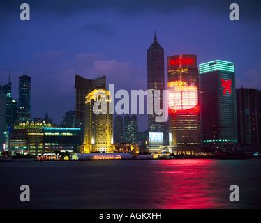 Blick über den Fluss in der Dämmerung der neuen Pudong Bezirk Skyline Huangpu Fluss Shanghai China Asien Stockfoto
