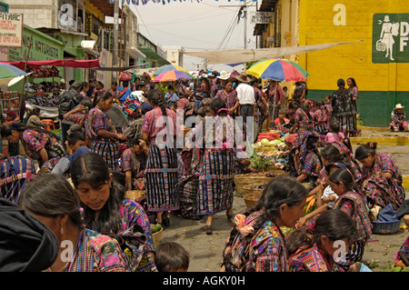 Guatemala, Solola, Menschen in Maya Kleid an traditionelle Markttag jeden Freitag. Stockfoto