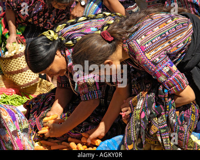 Guatemala, Solola, Frauen in Maya kleiden Wahl Karotten in traditionelle Markttag jeden Freitag. Stockfoto