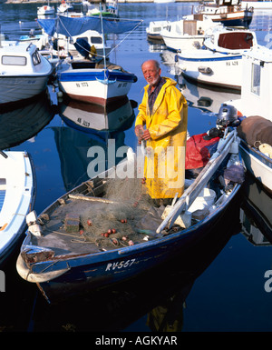 Europa Kroatien Istrien Rovinj Fischer im Hafen von Rovinj Altstadt Stockfoto